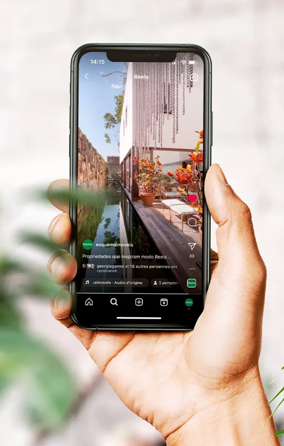 Mão segurando um celular exibindo um tour virtual de um imóvel