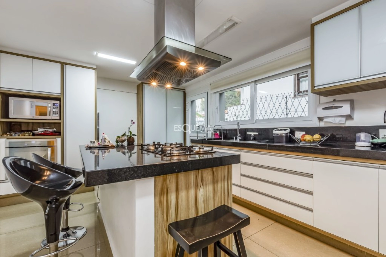 Casa reformada e com ambientes amplos - Imagem 12