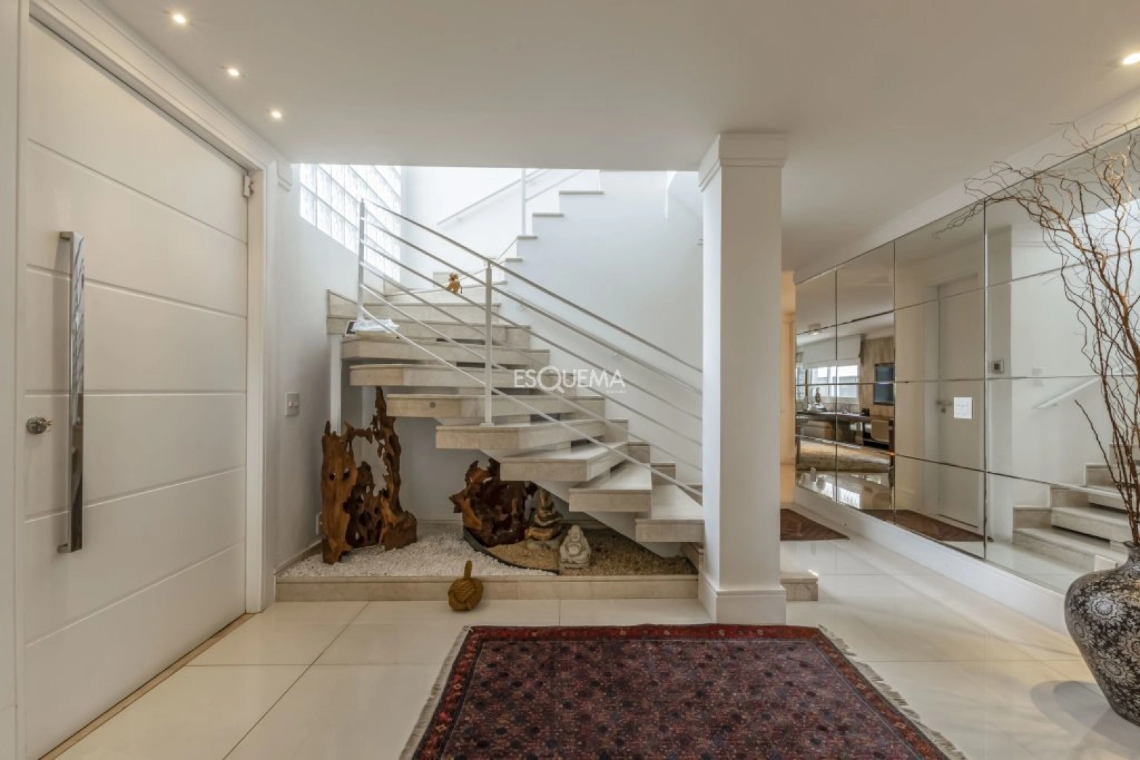 Casa reformada e com ambientes amplos - Imagem 13