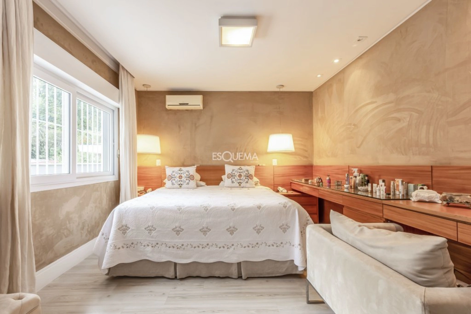 Casa reformada e com ambientes amplos - Imagem 14