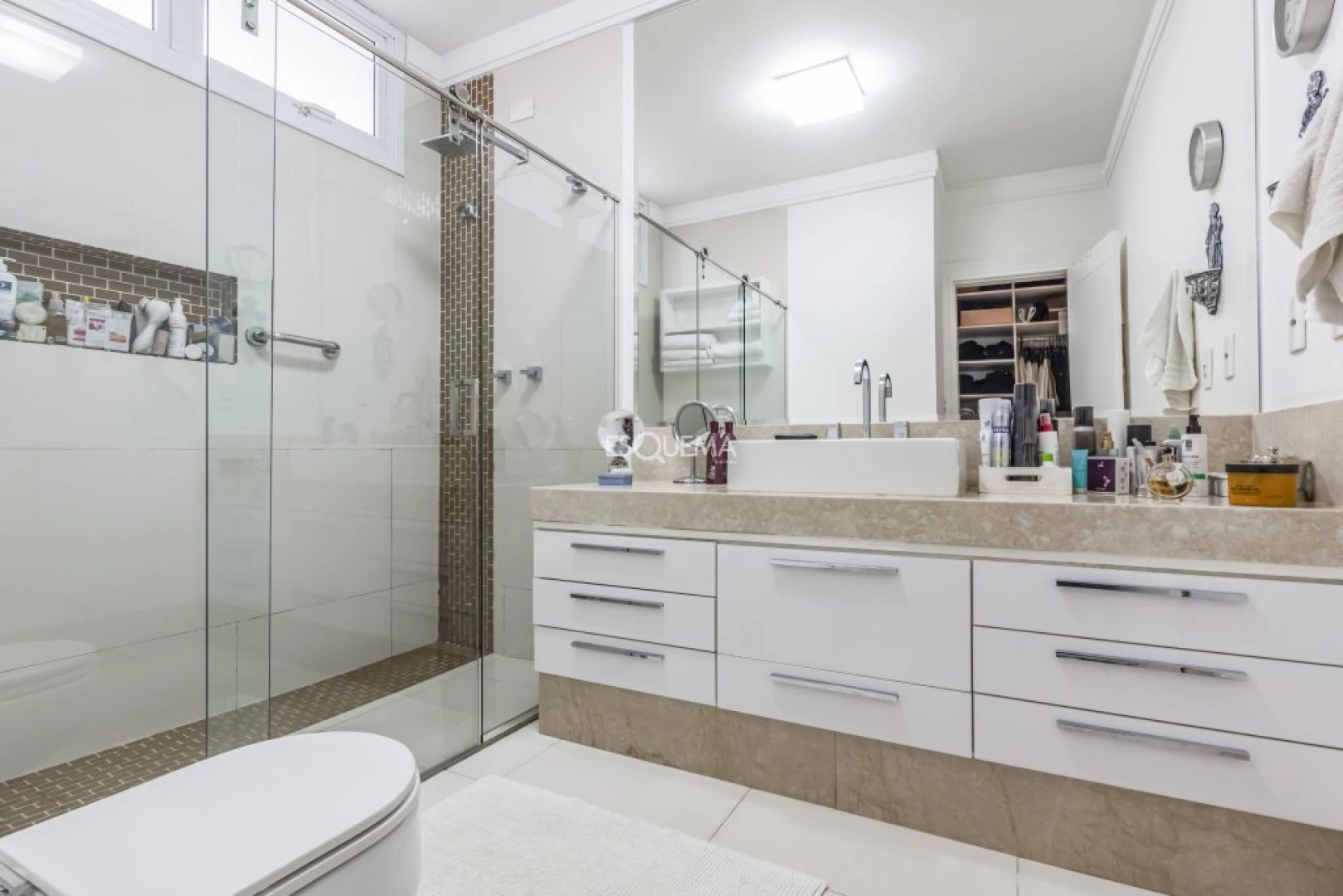 Casa reformada e com ambientes amplos - Imagem 15