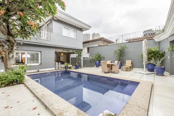 Casa reformada e com ambientes amplos