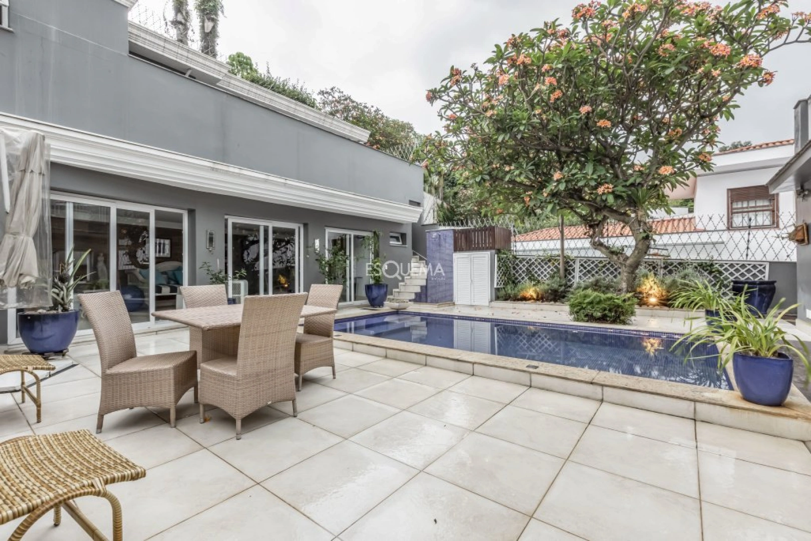 Casa reformada e com ambientes amplos - Imagem 2