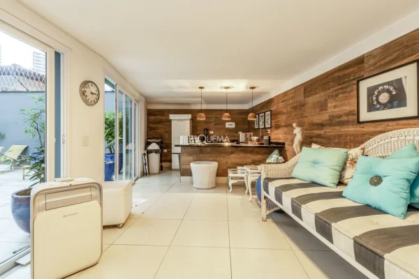 Casa reformada e com ambientes amplos