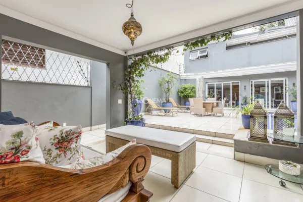 Casa reformada e com ambientes amplos