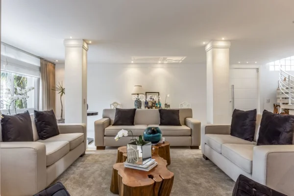 Casa reformada e com ambientes amplos