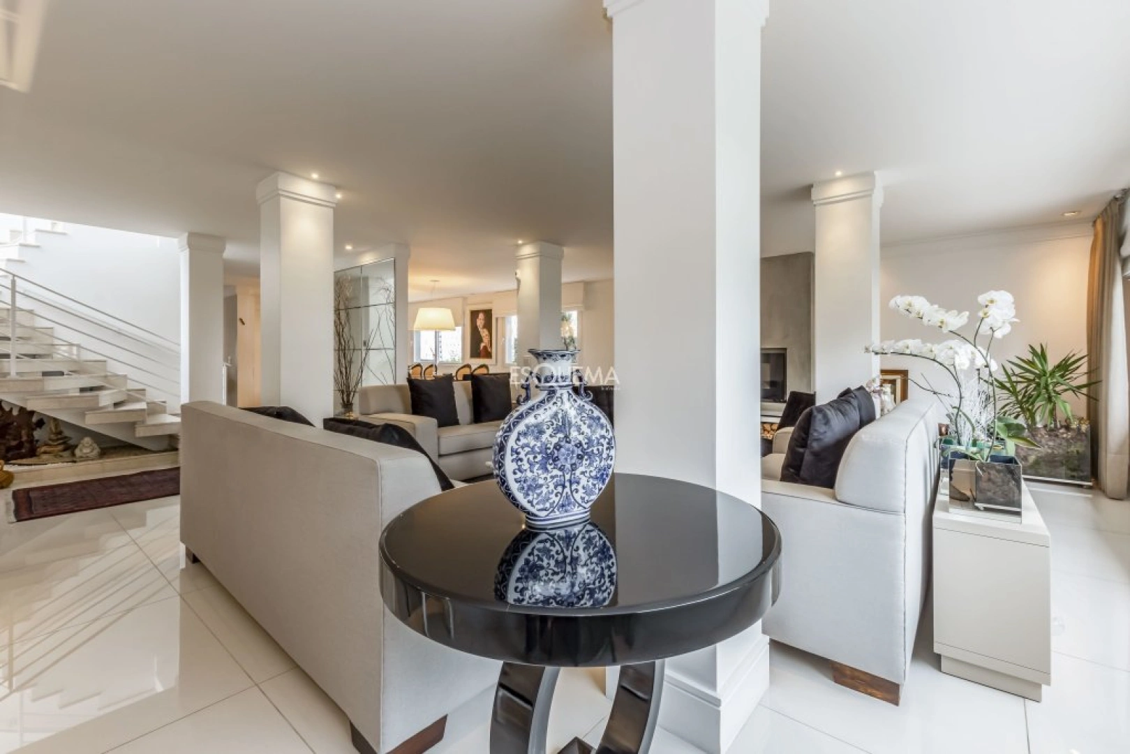 Casa reformada e com ambientes amplos - Imagem 7