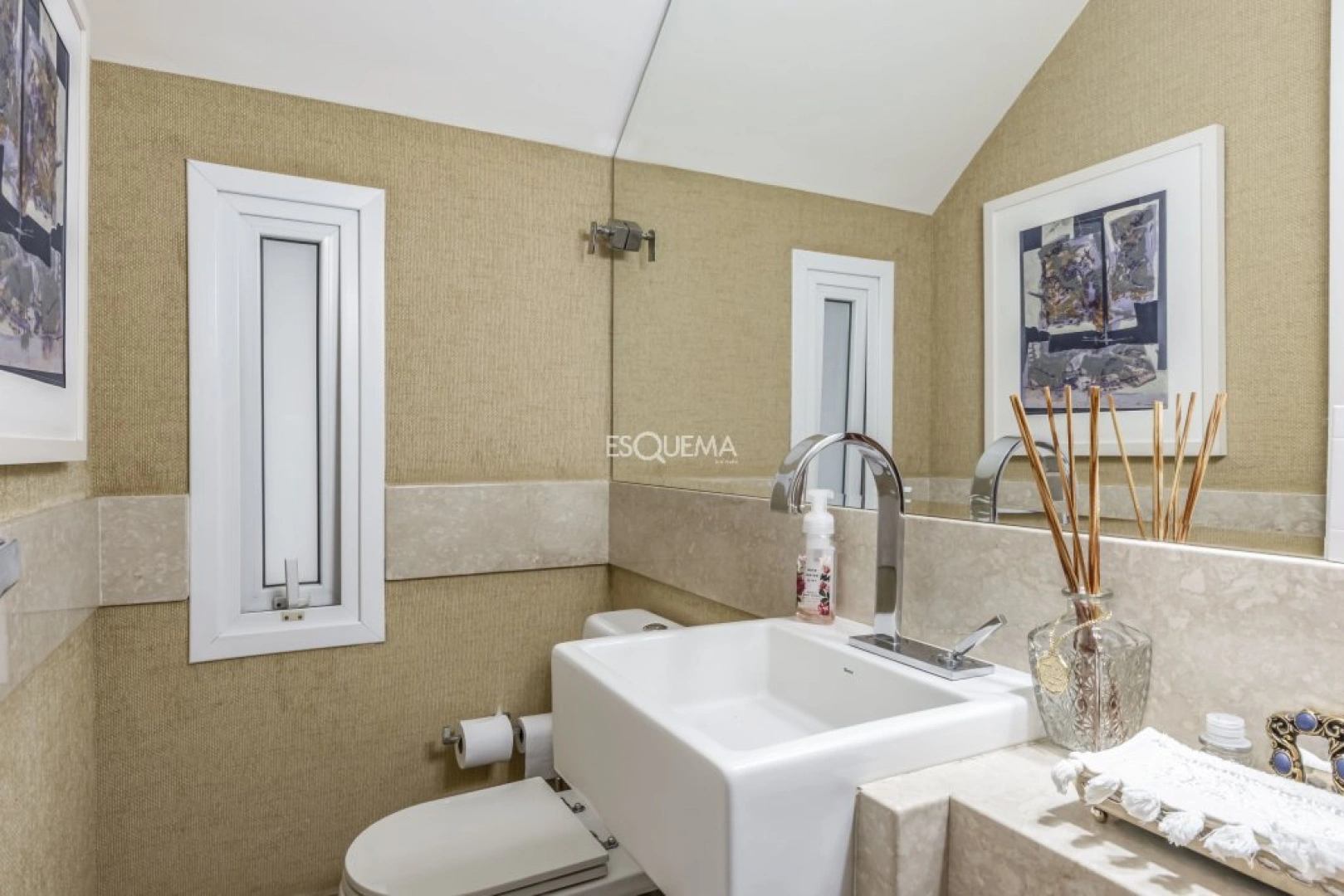 Casa reformada e com ambientes amplos - Imagem 9