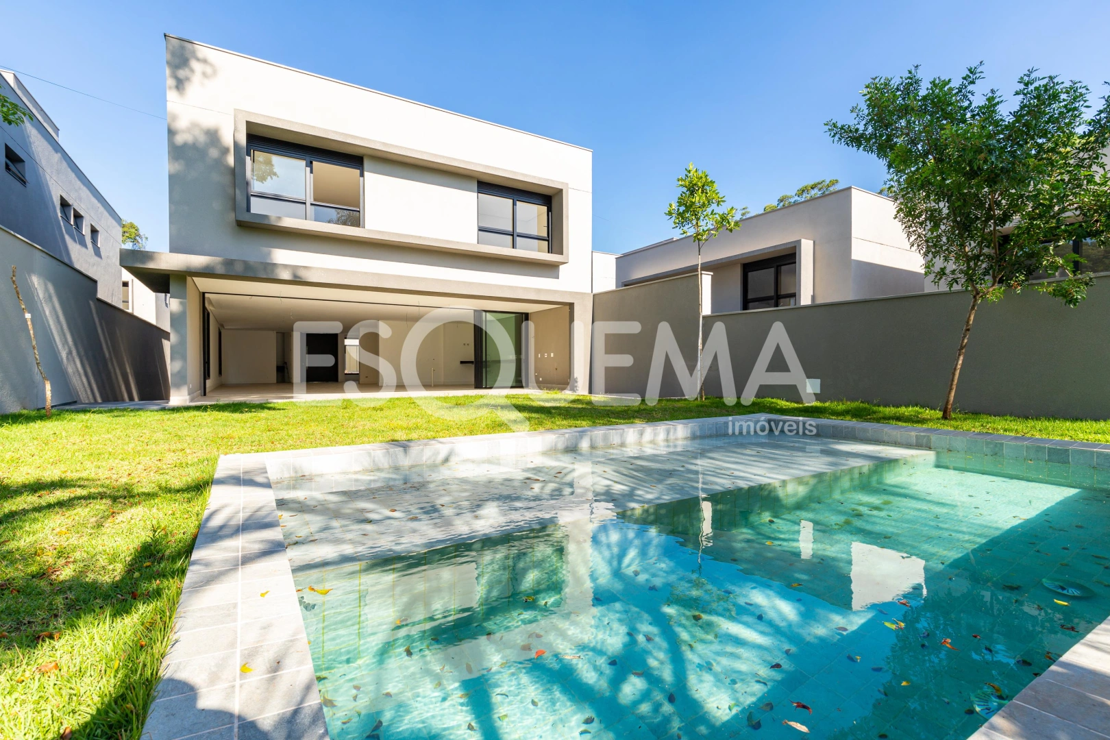 Casa em condomínio ampla e moderna - Imagem 1