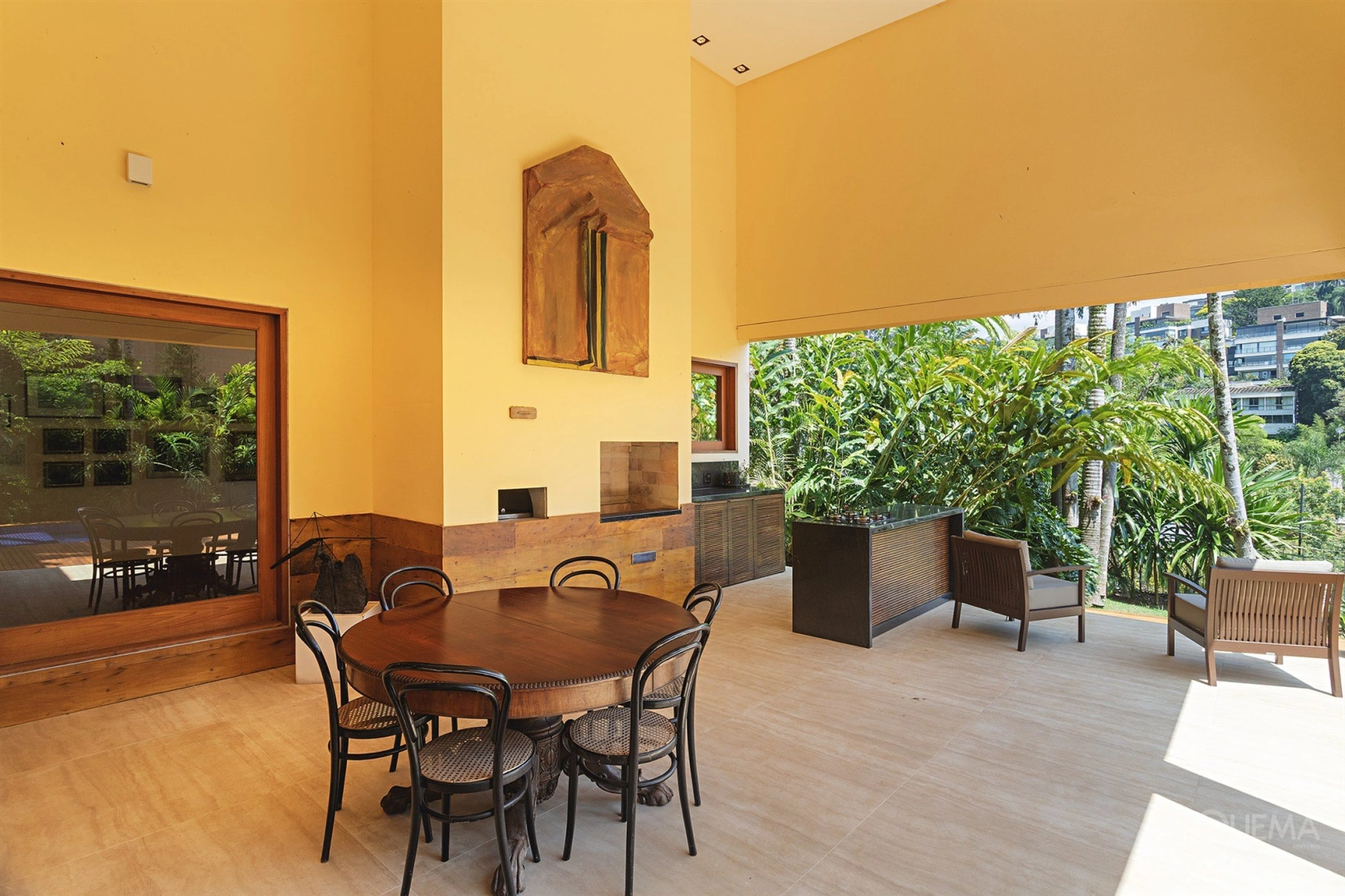 Casa de arquitetura moderna com vista aberta em rua arborizada - Imagem 10