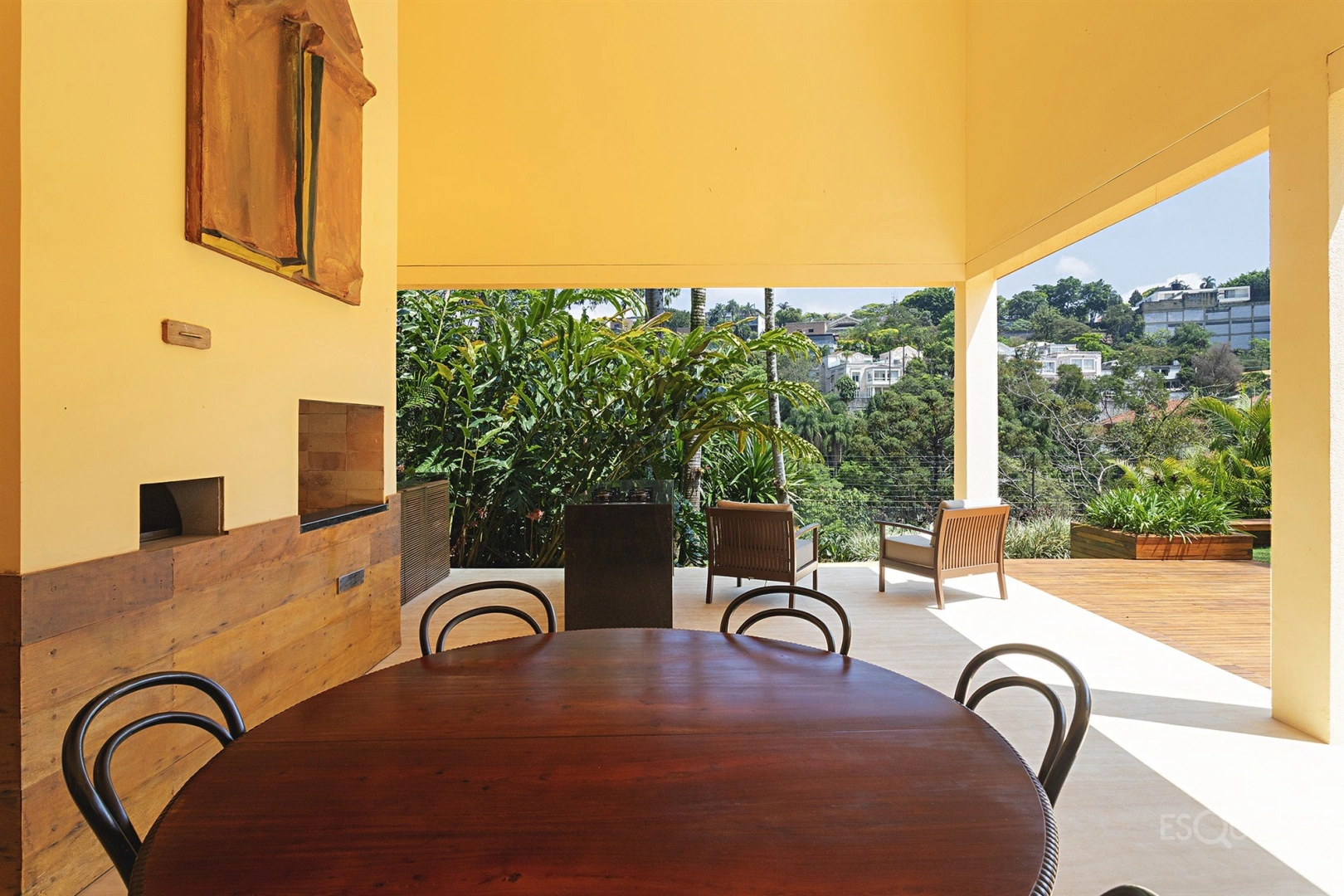Casa de arquitetura moderna com vista aberta em rua arborizada - Imagem 11