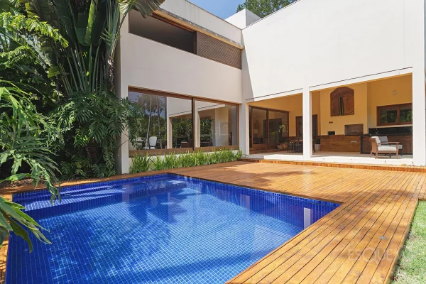 Casa de arquitetura moderna com vista aberta em rua arborizada