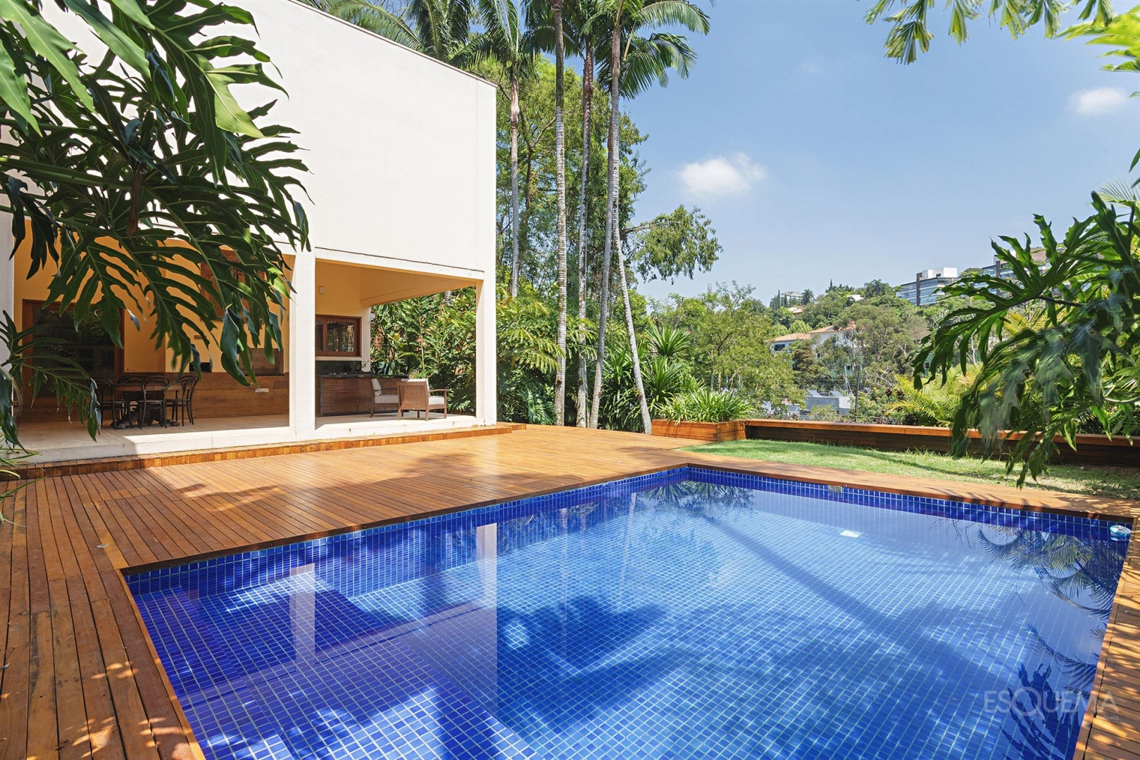Casa de arquitetura moderna com vista aberta em rua arborizada - Imagem 2