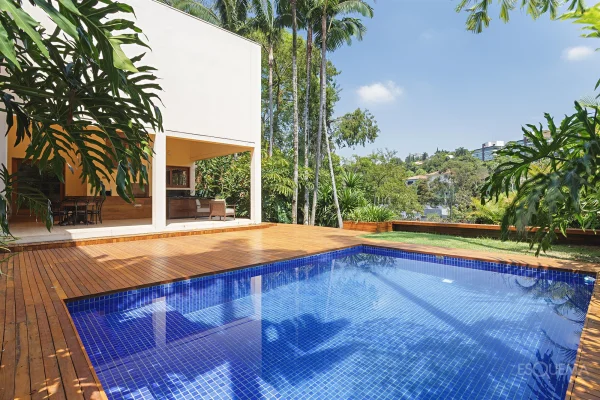 Casa de arquitetura moderna com vista aberta em rua arborizada
