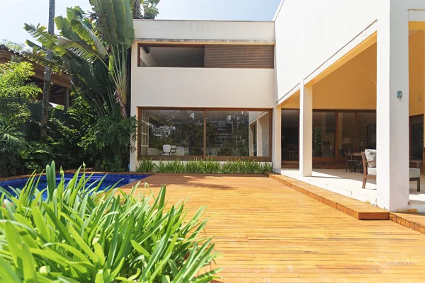 Casa de arquitetura moderna com vista aberta em rua arborizada