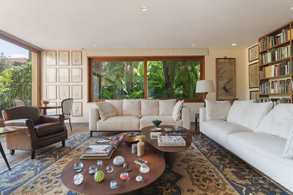 Casa de arquitetura moderna com vista aberta em rua arborizada
