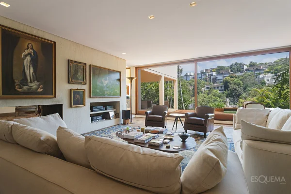 Casa de arquitetura moderna com vista aberta em rua arborizada