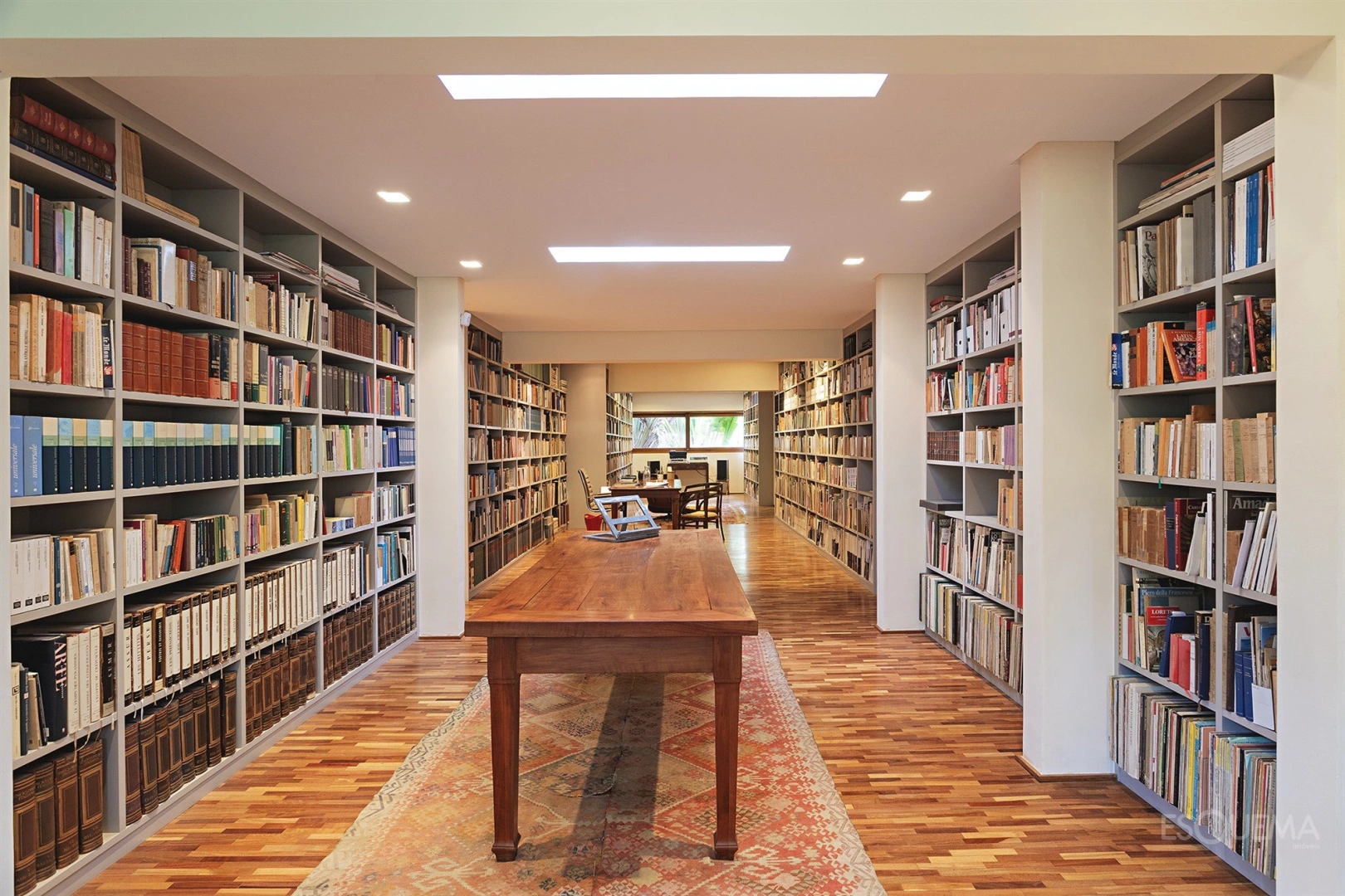 Casa de arquitetura moderna com vista aberta em rua arborizada - Imagem 8