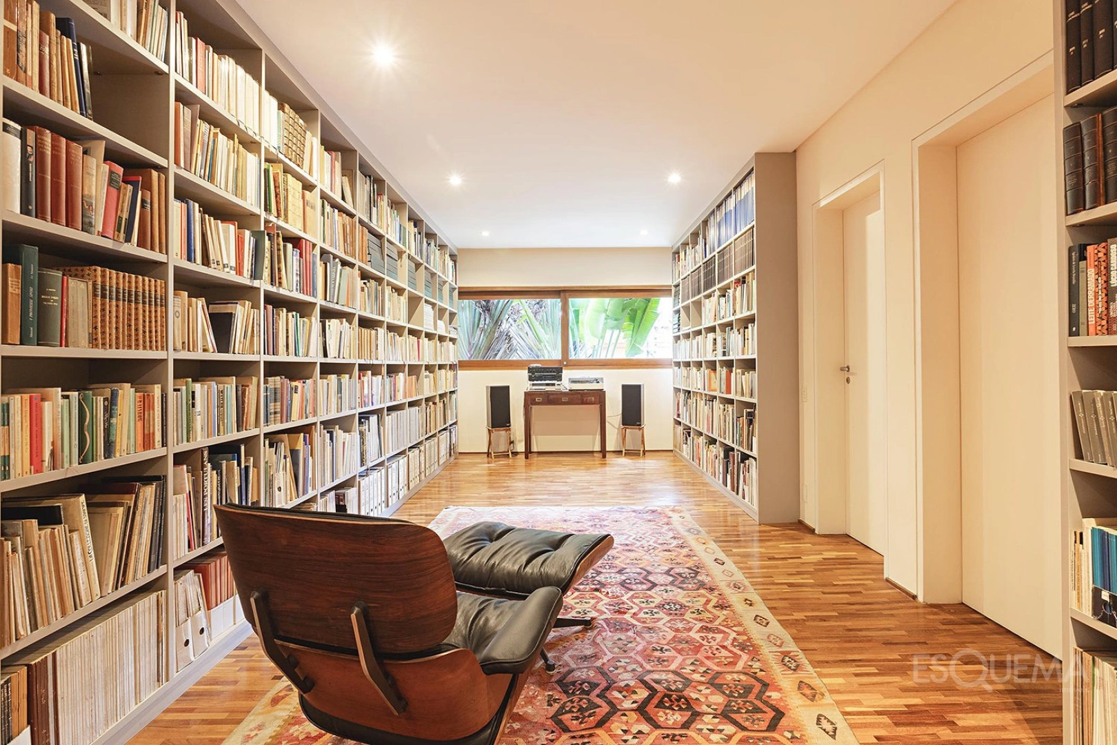 Casa de arquitetura moderna com vista aberta em rua arborizada - Imagem 9