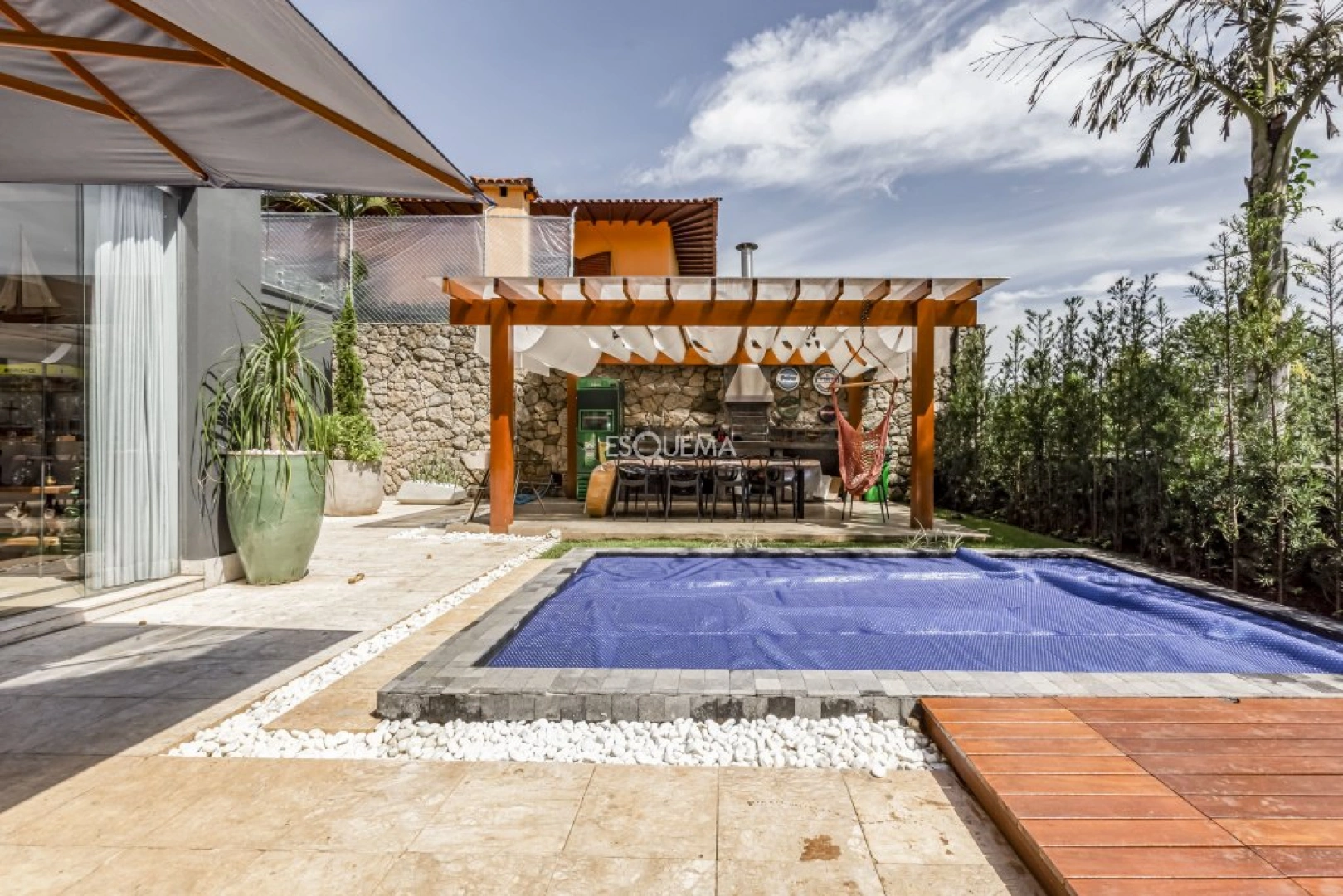 Casa nova com projeto moderno - Imagem 1