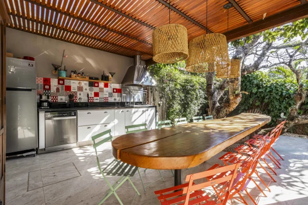 Casa reformada em rua fechada