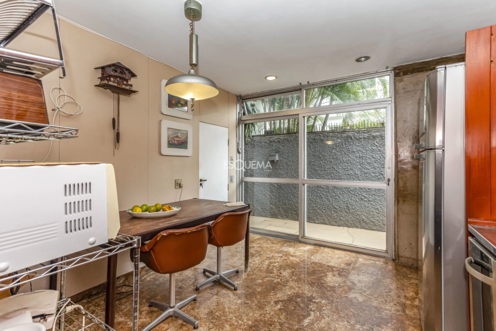 Casa projetada por Mauricio Kogan com amplo terreno e área de lazer - Imagem 10