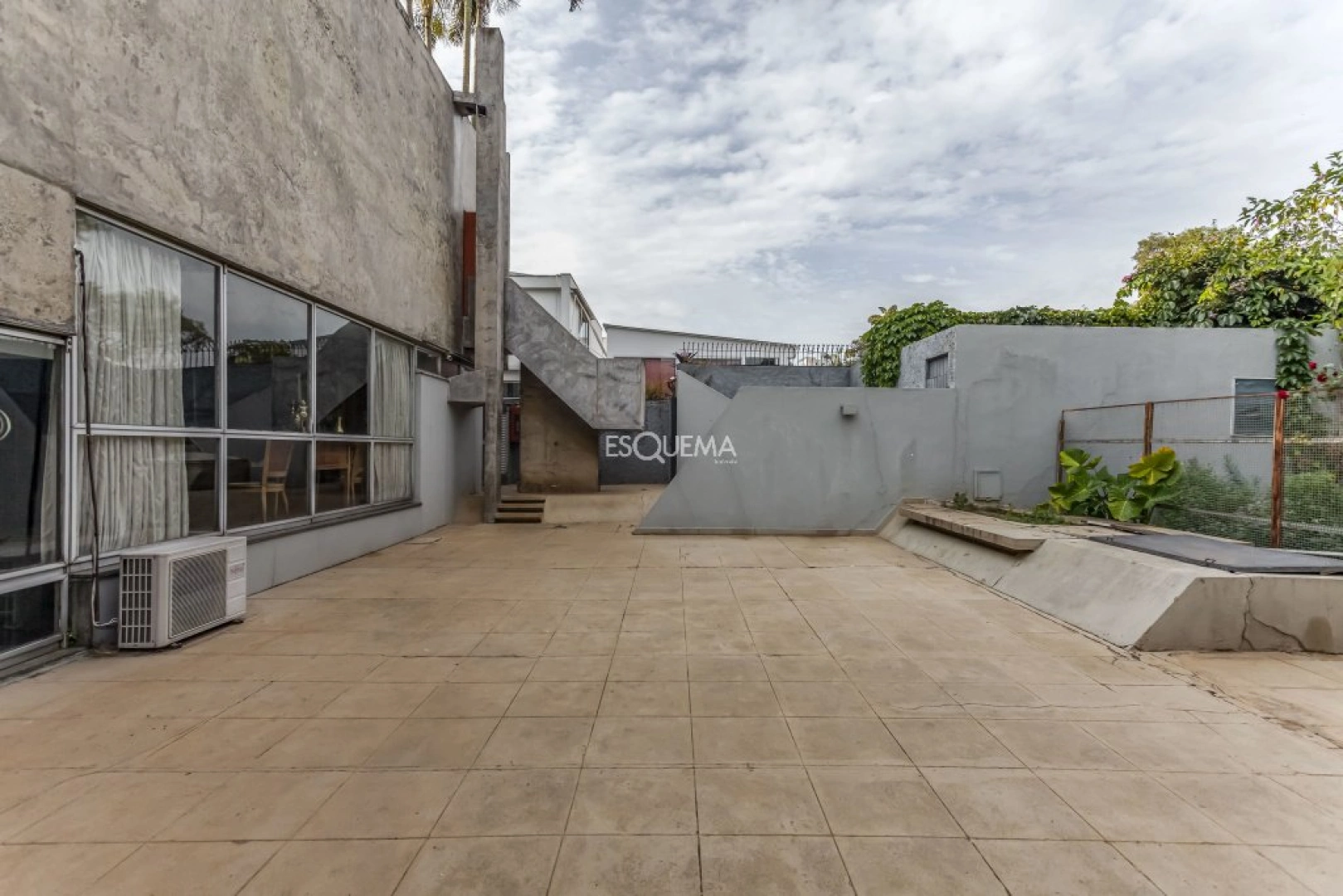 Casa projetada por Mauricio Kogan com amplo terreno e área de lazer - Imagem 12