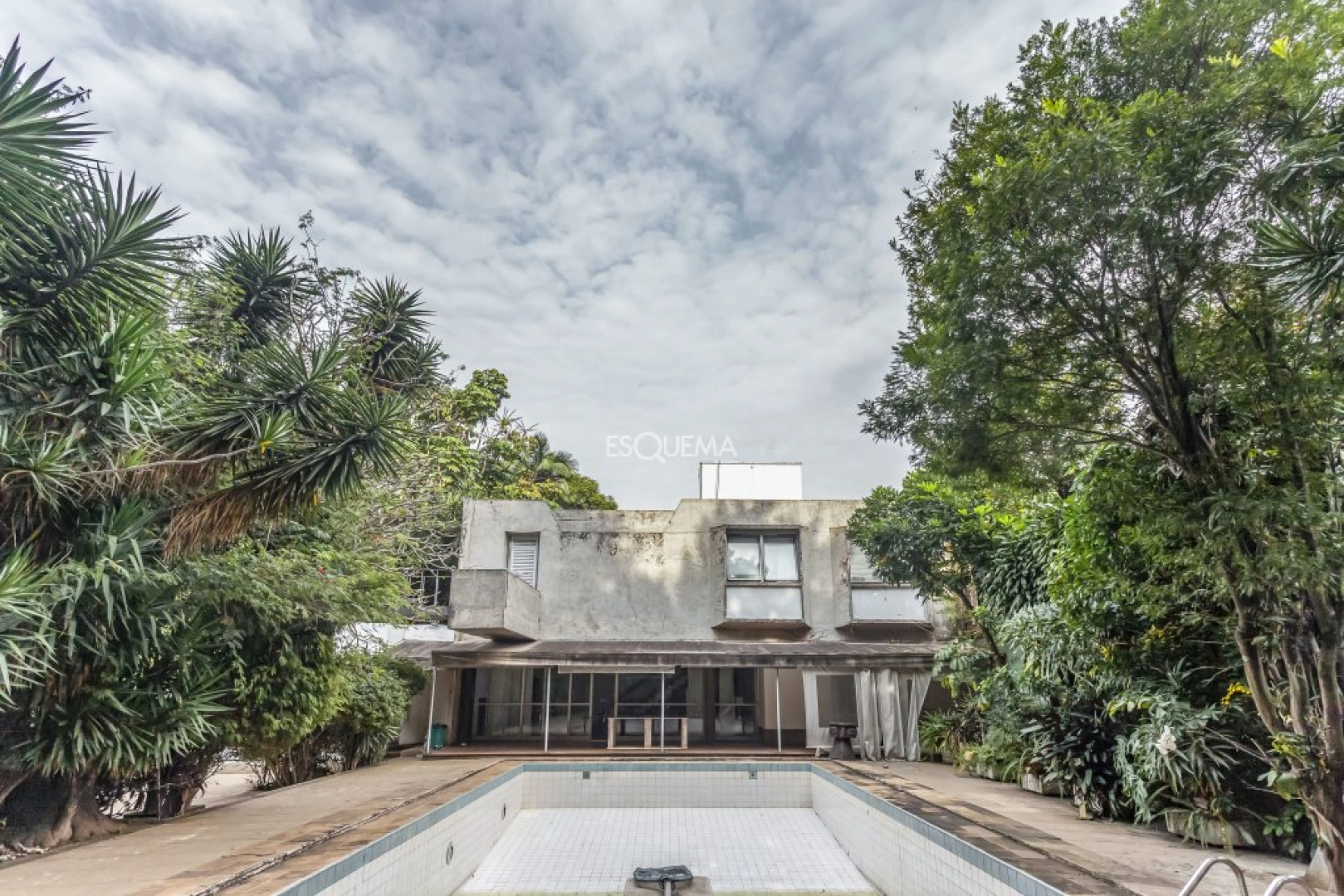Casa projetada por Mauricio Kogan com amplo terreno e área de lazer - Imagem 13