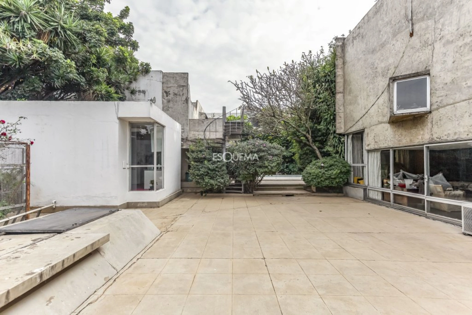 Casa projetada por Mauricio Kogan com amplo terreno e área de lazer - Imagem 14