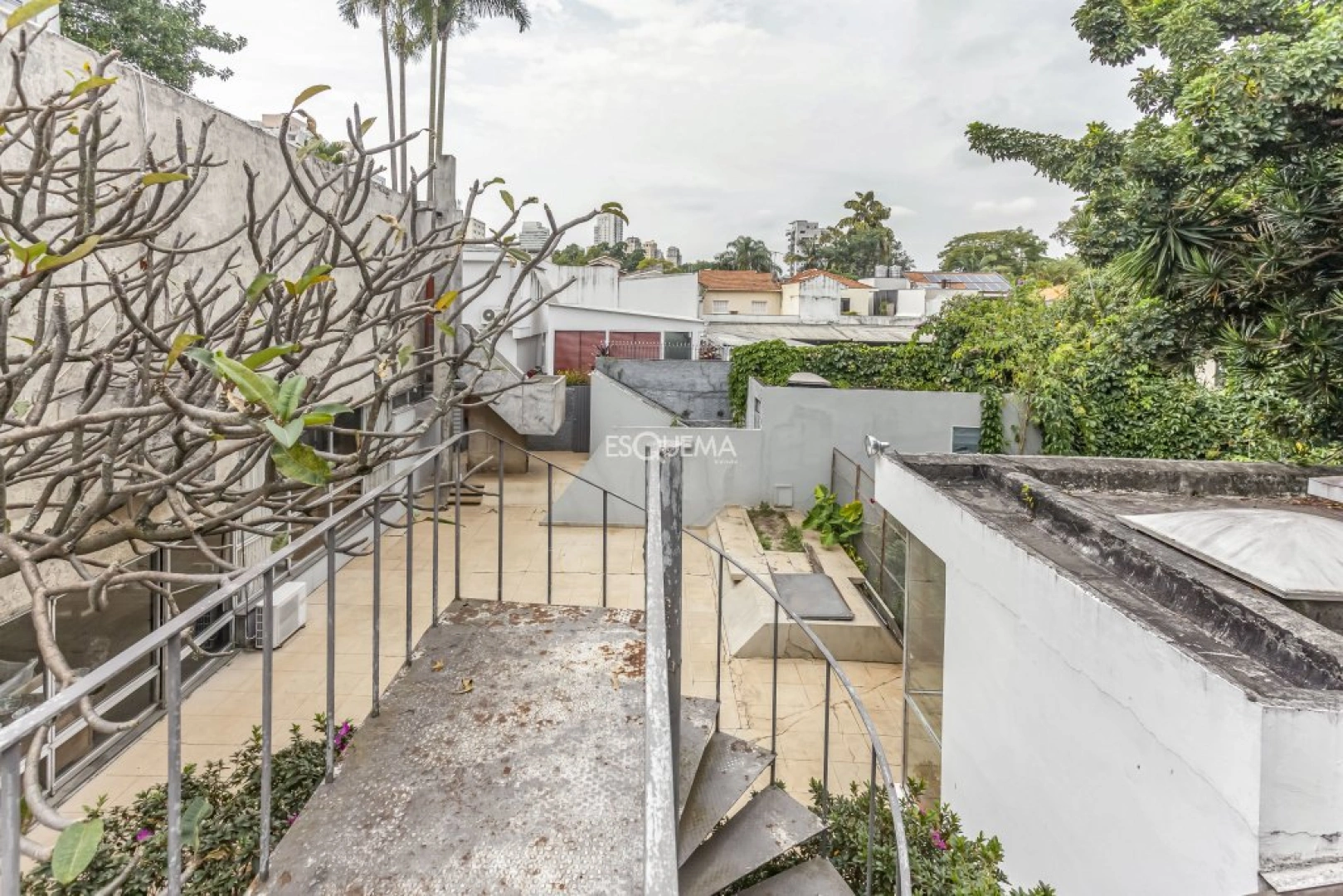 Casa projetada por Mauricio Kogan com amplo terreno e área de lazer - Imagem 15