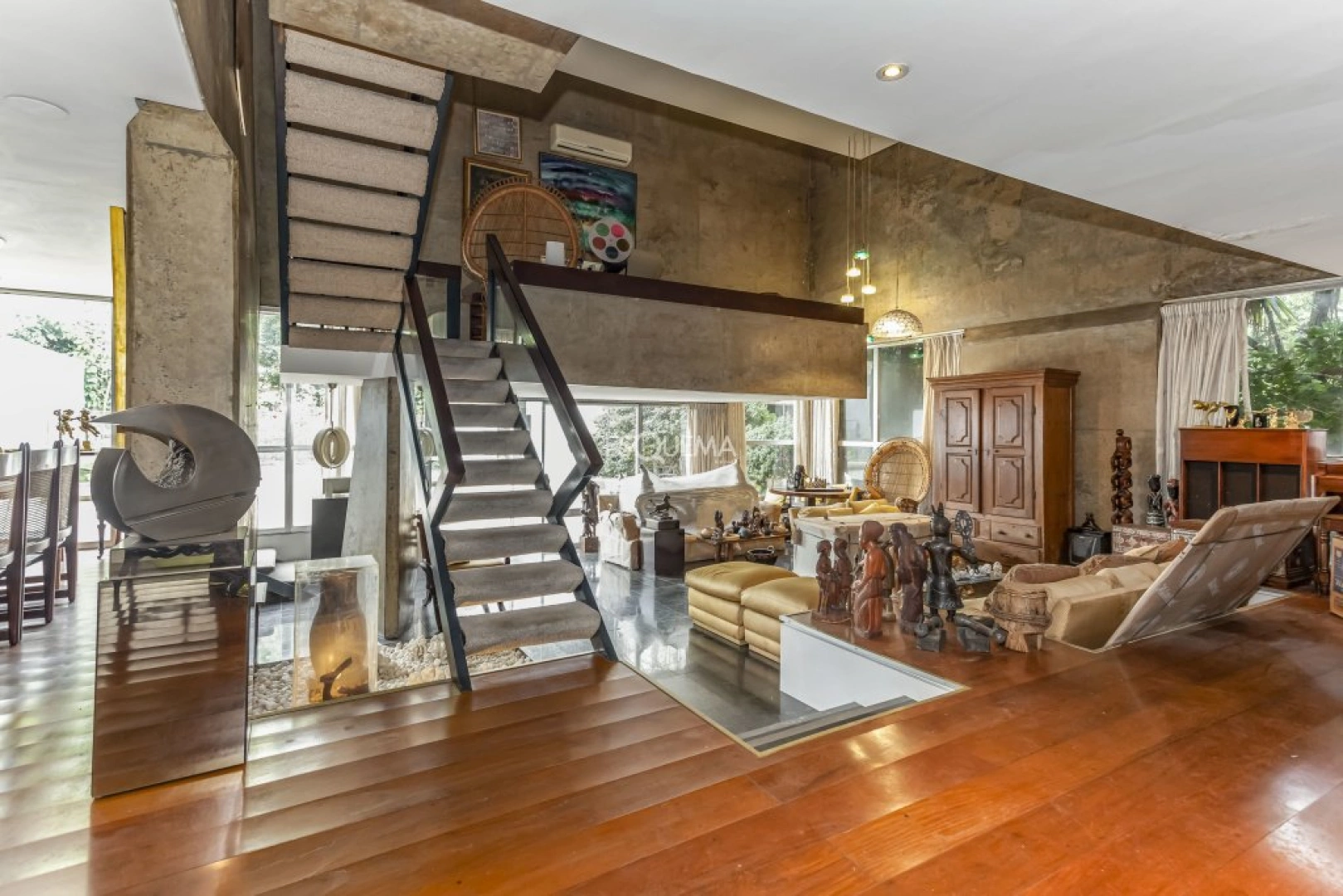 Casa projetada por Mauricio Kogan com amplo terreno e área de lazer - Imagem 1
