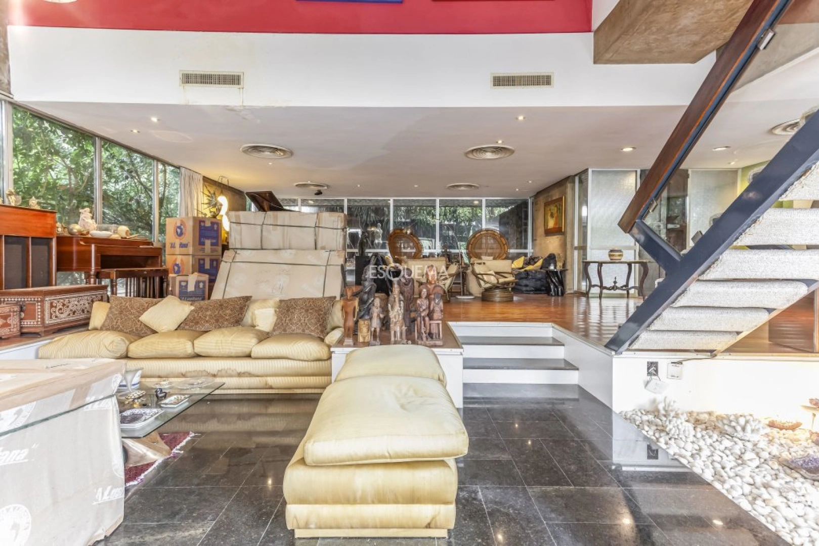 Casa projetada por Mauricio Kogan com amplo terreno e área de lazer - Imagem 2
