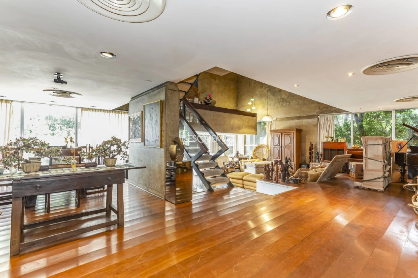 Casa projetada por Mauricio Kogan com amplo terreno e área de lazer - Imagem 3