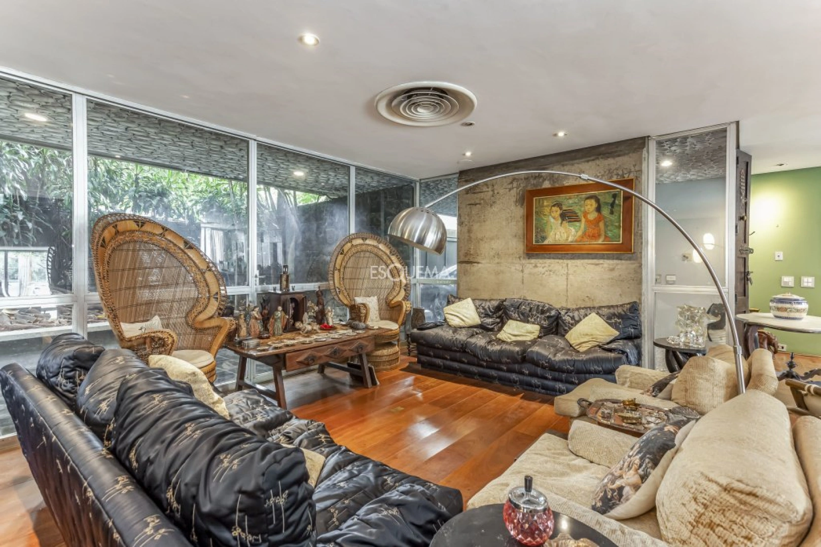Casa projetada por Mauricio Kogan com amplo terreno e área de lazer - Imagem 4