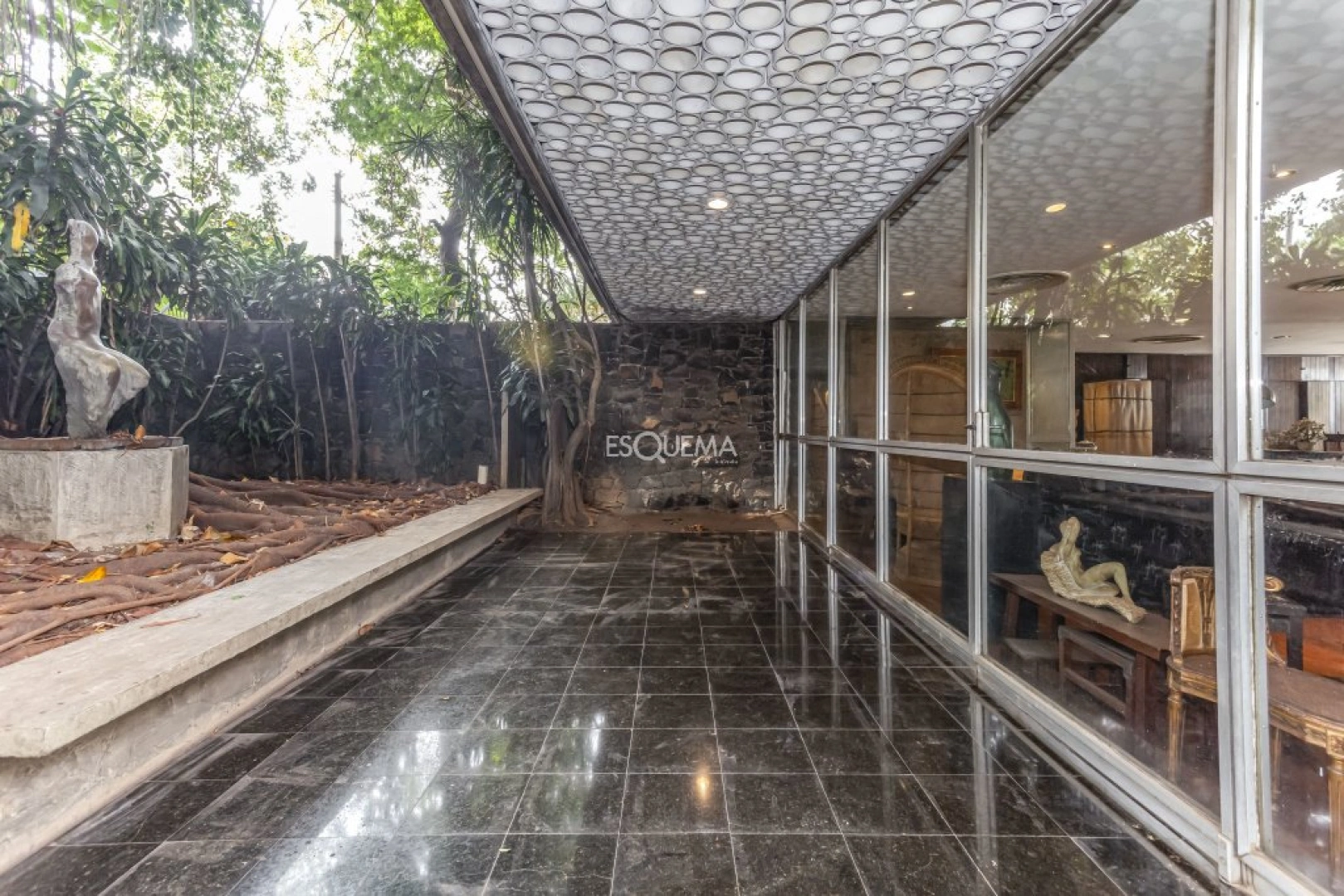 Casa projetada por Mauricio Kogan com amplo terreno e área de lazer - Imagem 5