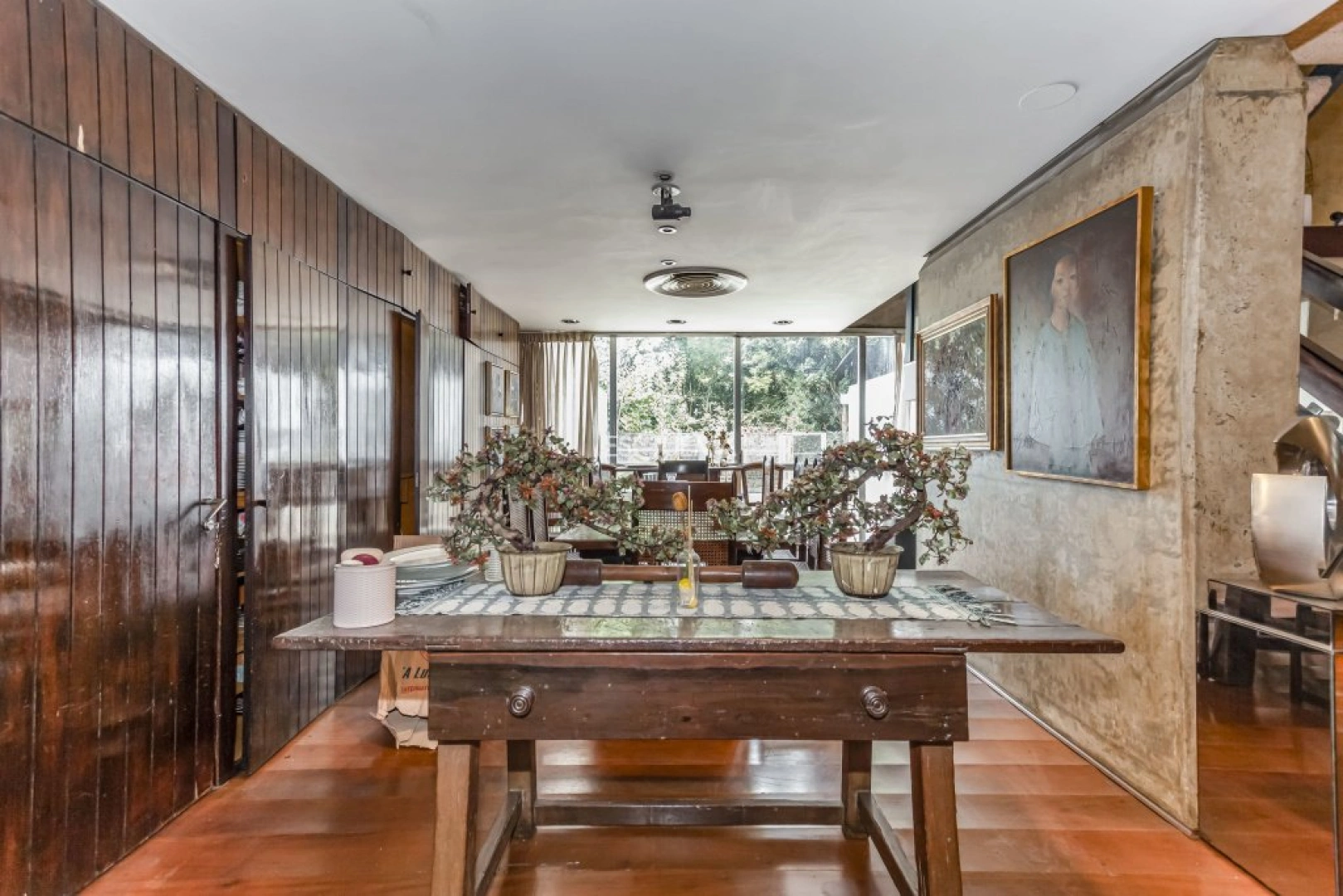 Casa projetada por Mauricio Kogan com amplo terreno e área de lazer - Imagem 6