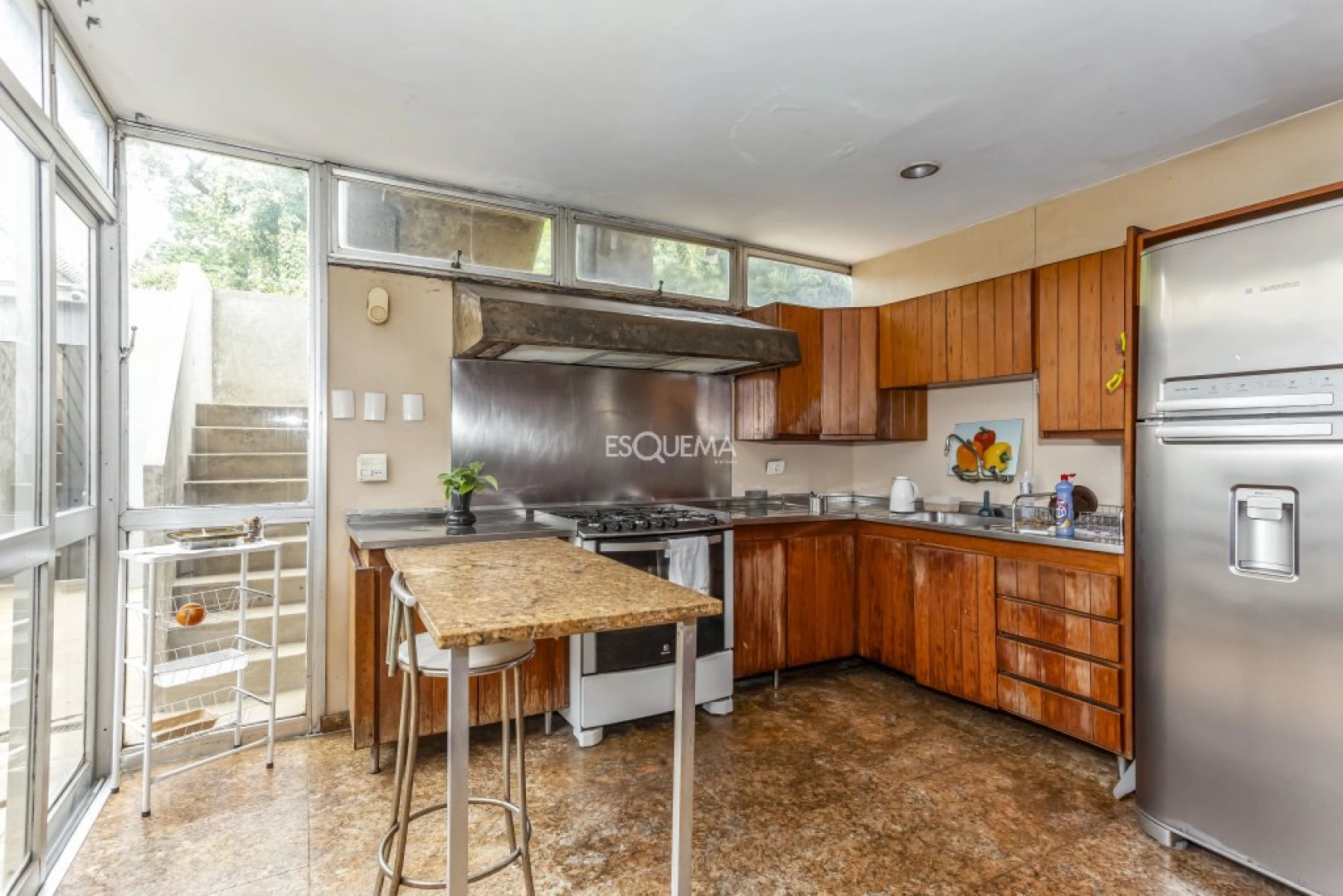 Casa projetada por Mauricio Kogan com amplo terreno e área de lazer - Imagem 9