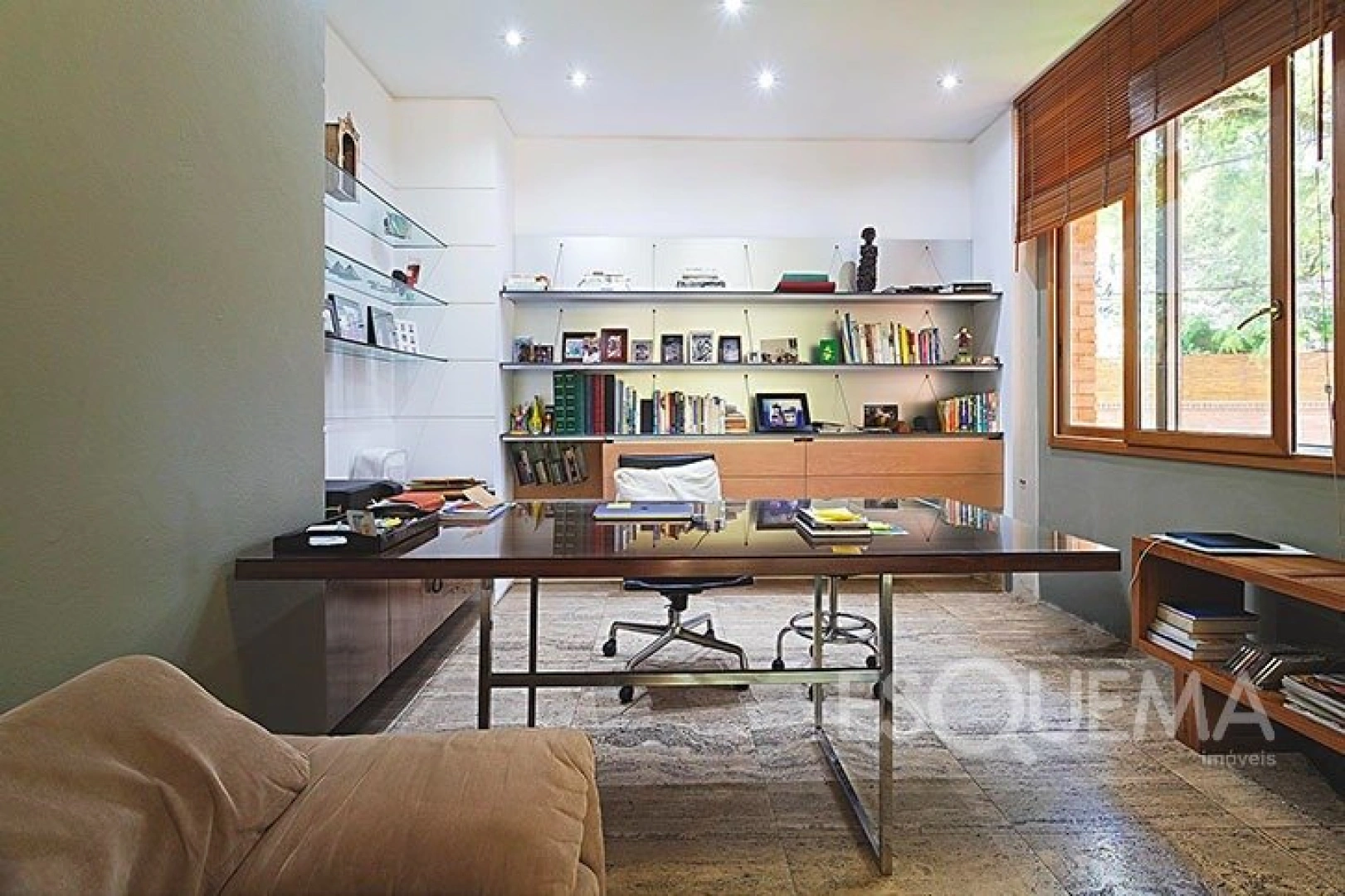 Casa com projeto assinado em rua fechada no Jardim América - Imagem 12