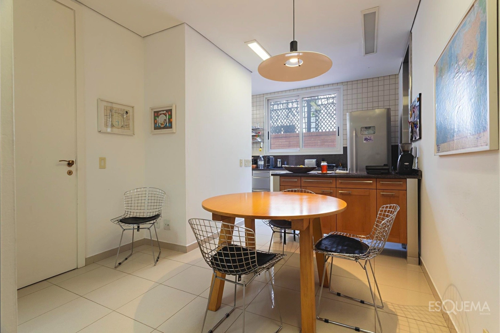 Casa com projeto assinado em rua fechada no Jardim América - Imagem 14
