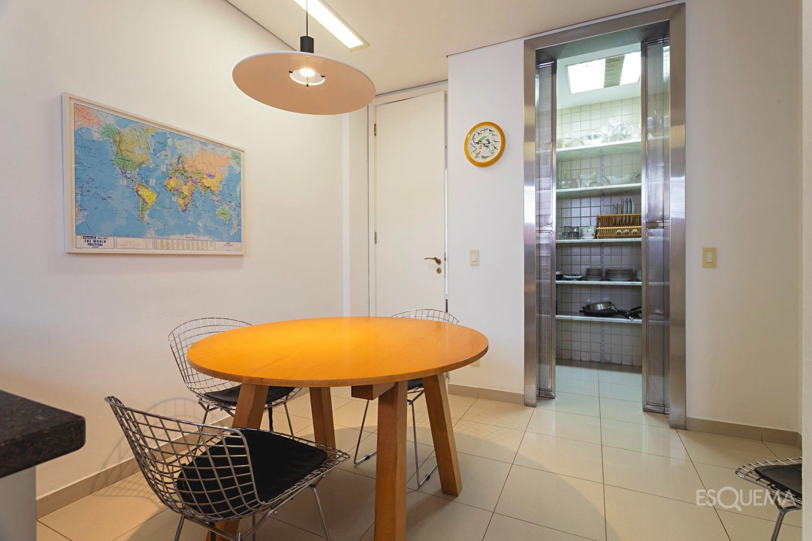 Casa com projeto assinado em rua fechada no Jardim América - Imagem 15
