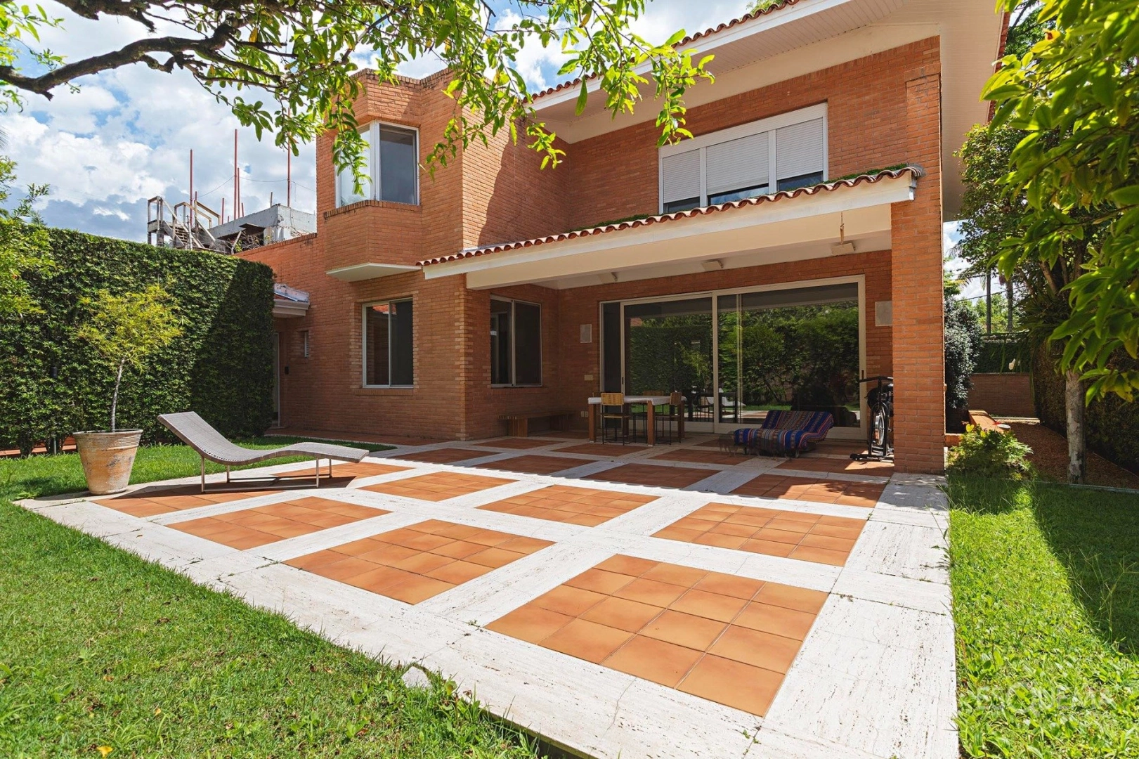 Casa com projeto assinado em rua fechada no Jardim América - Imagem 1