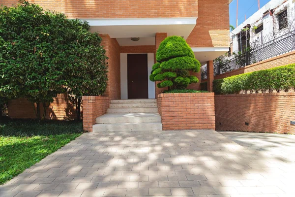 Casa com projeto assinado em rua fechada no Jardim América