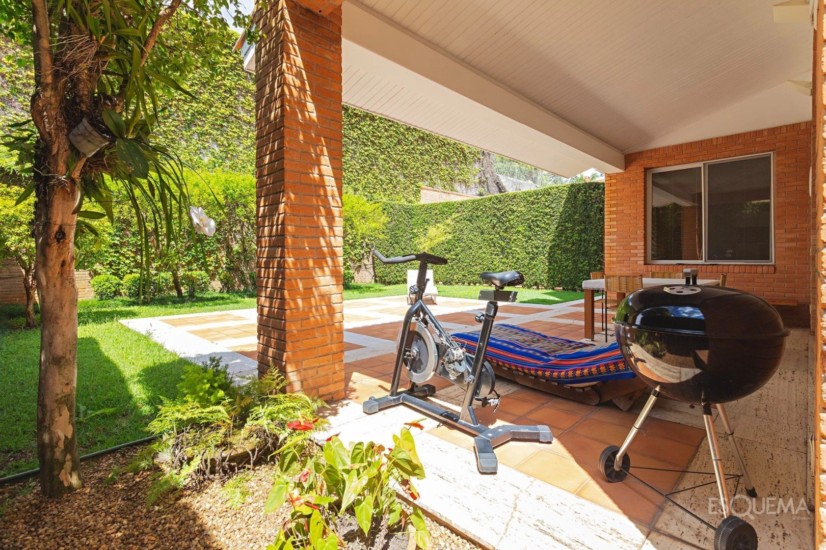Casa com projeto assinado em rua fechada no Jardim América - Imagem 3