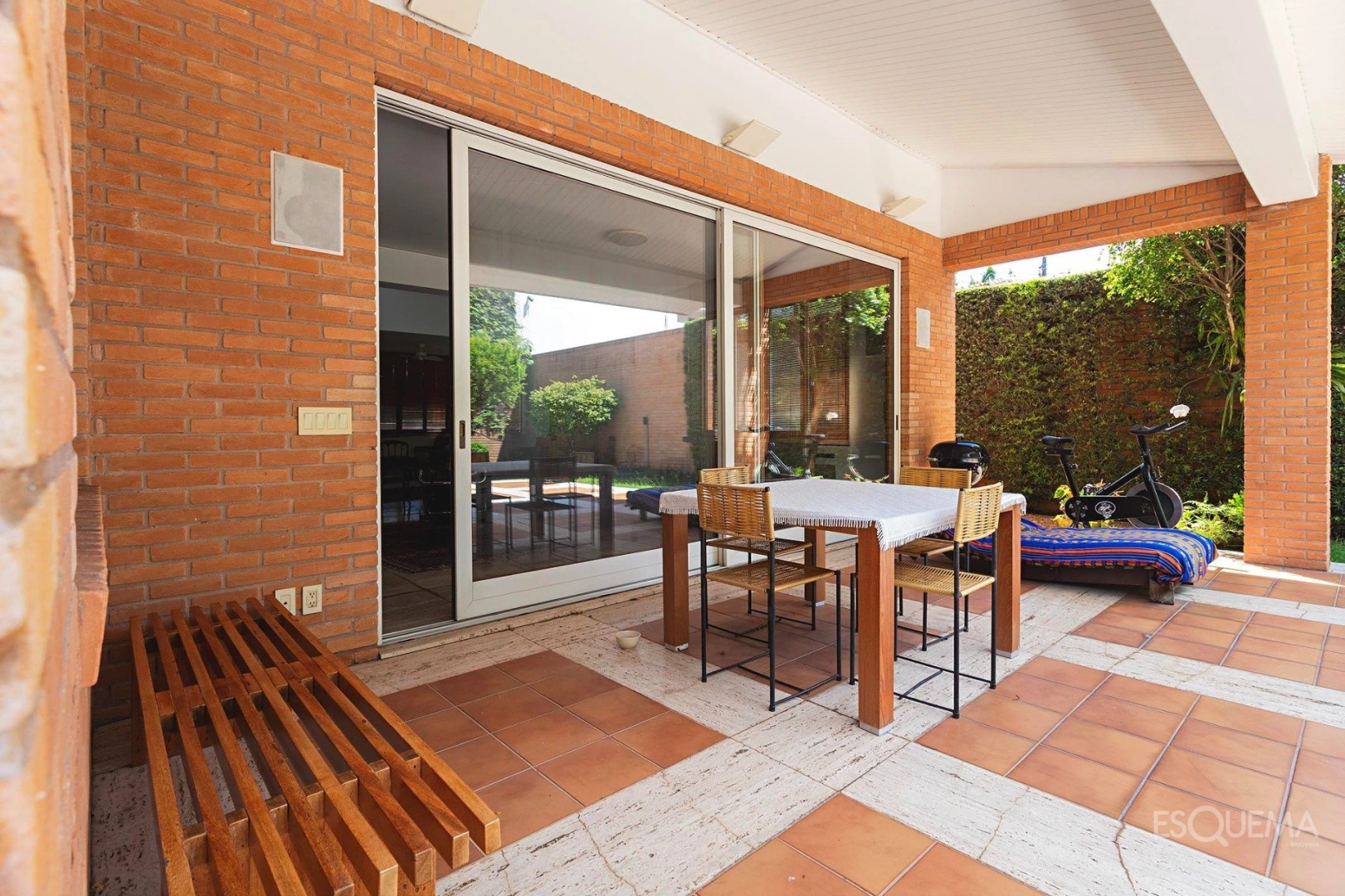 Casa com projeto assinado em rua fechada no Jardim América - Imagem 4