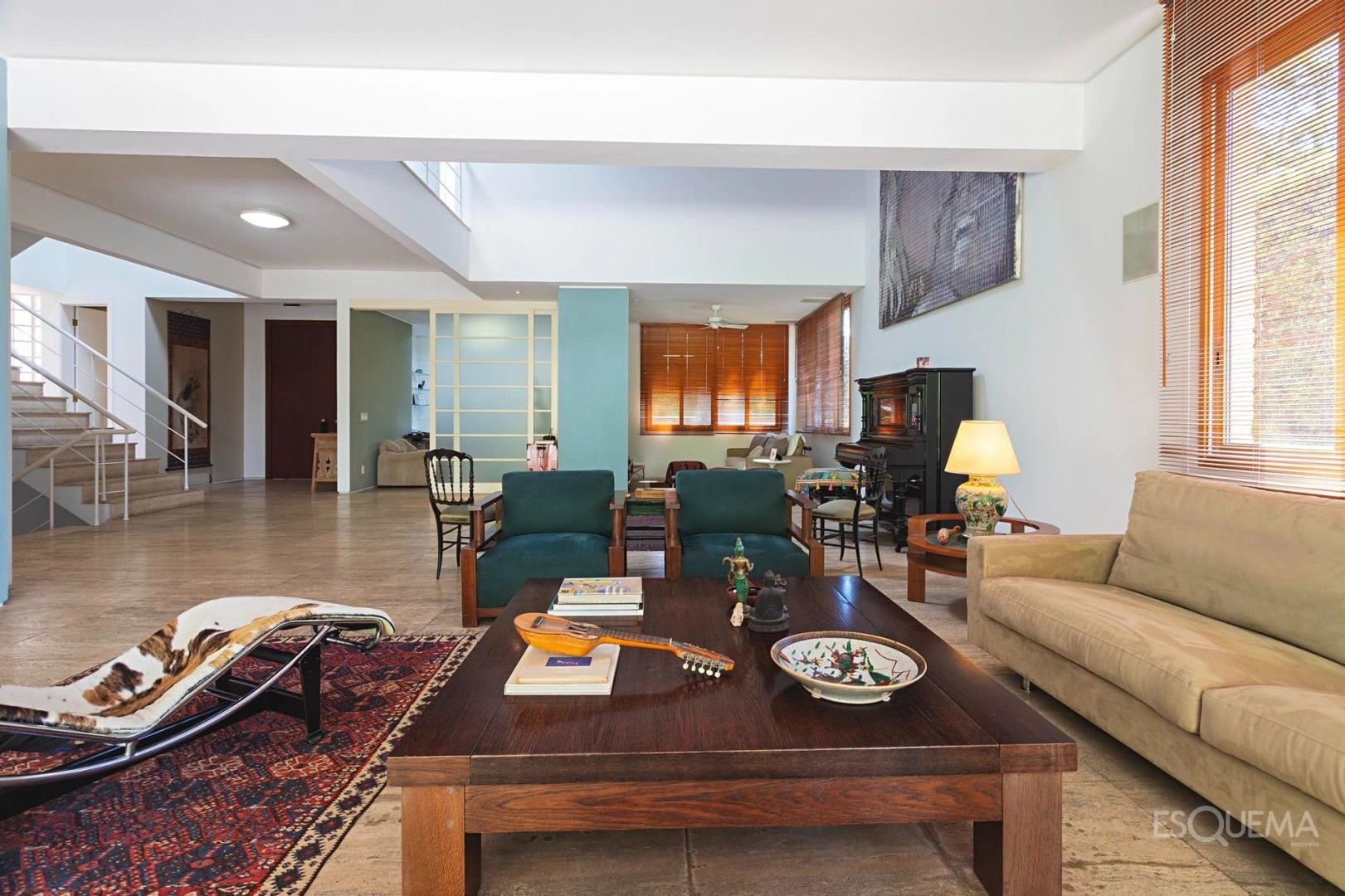 Casa com projeto assinado em rua fechada no Jardim América - Imagem 7