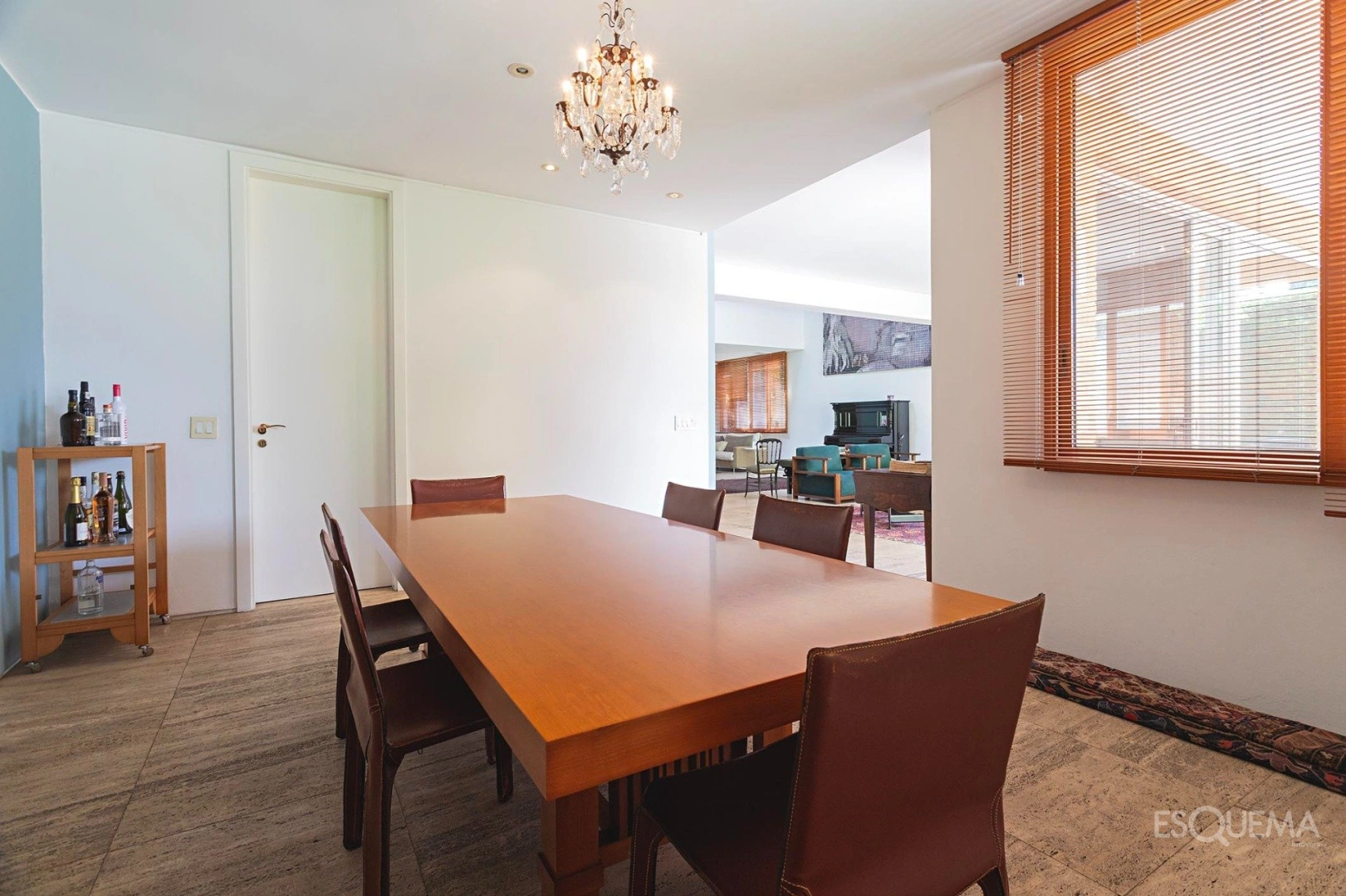 Casa com projeto assinado em rua fechada no Jardim América - Imagem 9