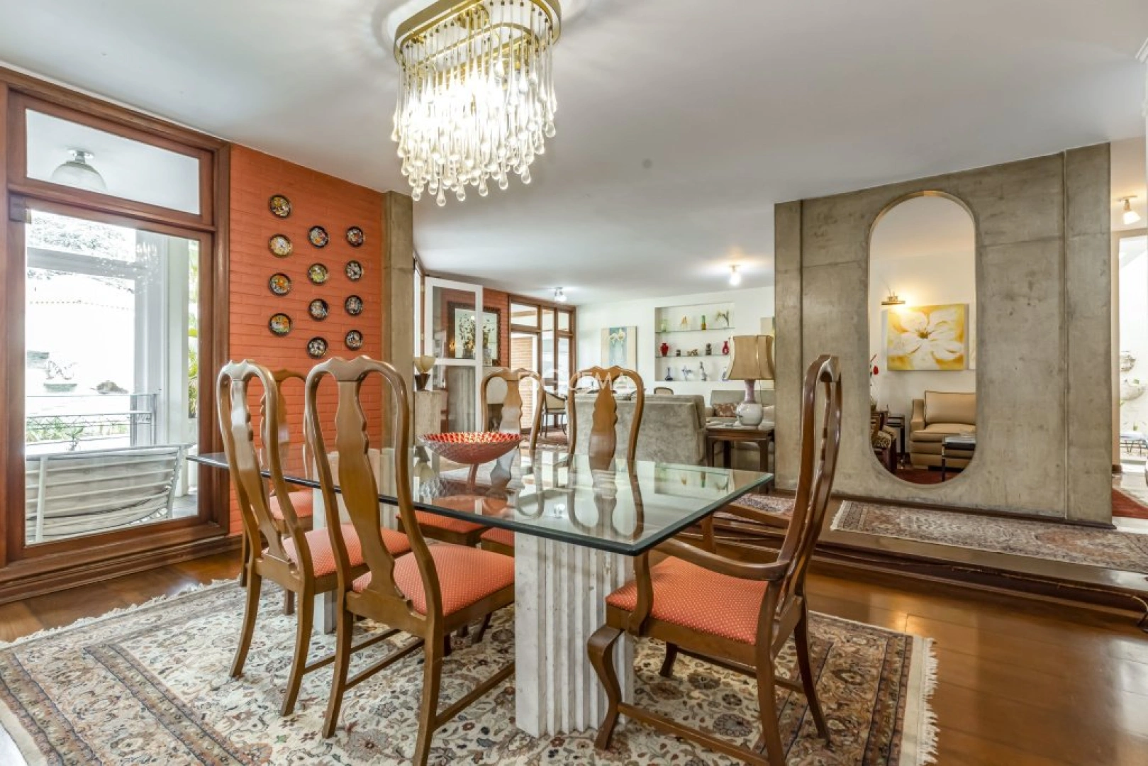 Casa com jardim e piscina - Imagem 12