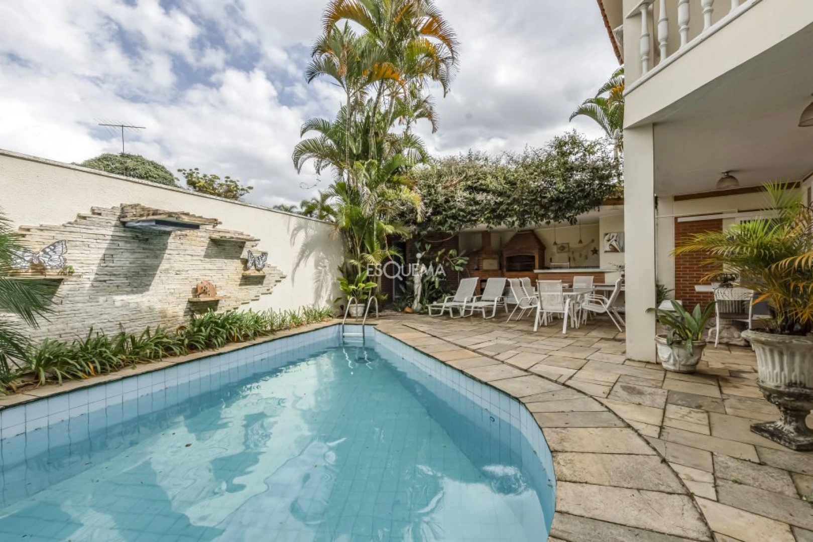 Casa com jardim e piscina - Imagem 1