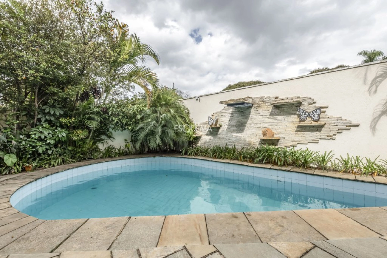 Casa com jardim e piscina - Imagem 2