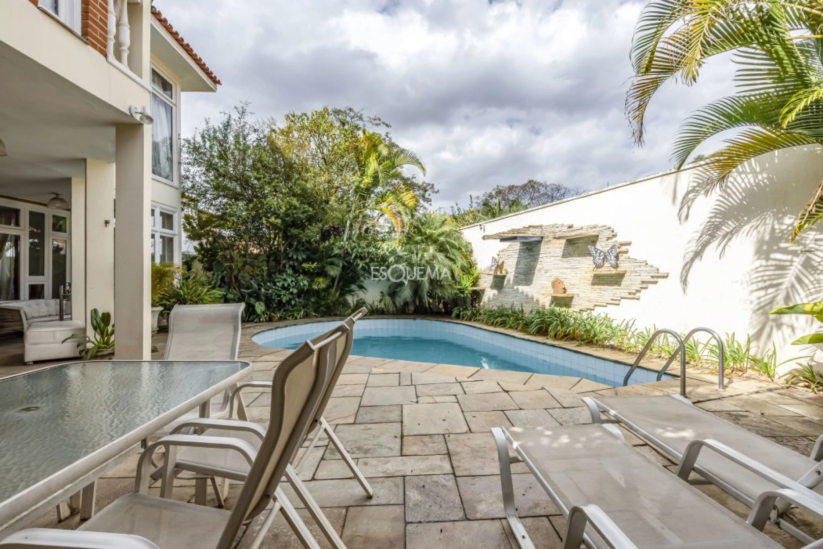 Casa com jardim e piscina - Imagem 3